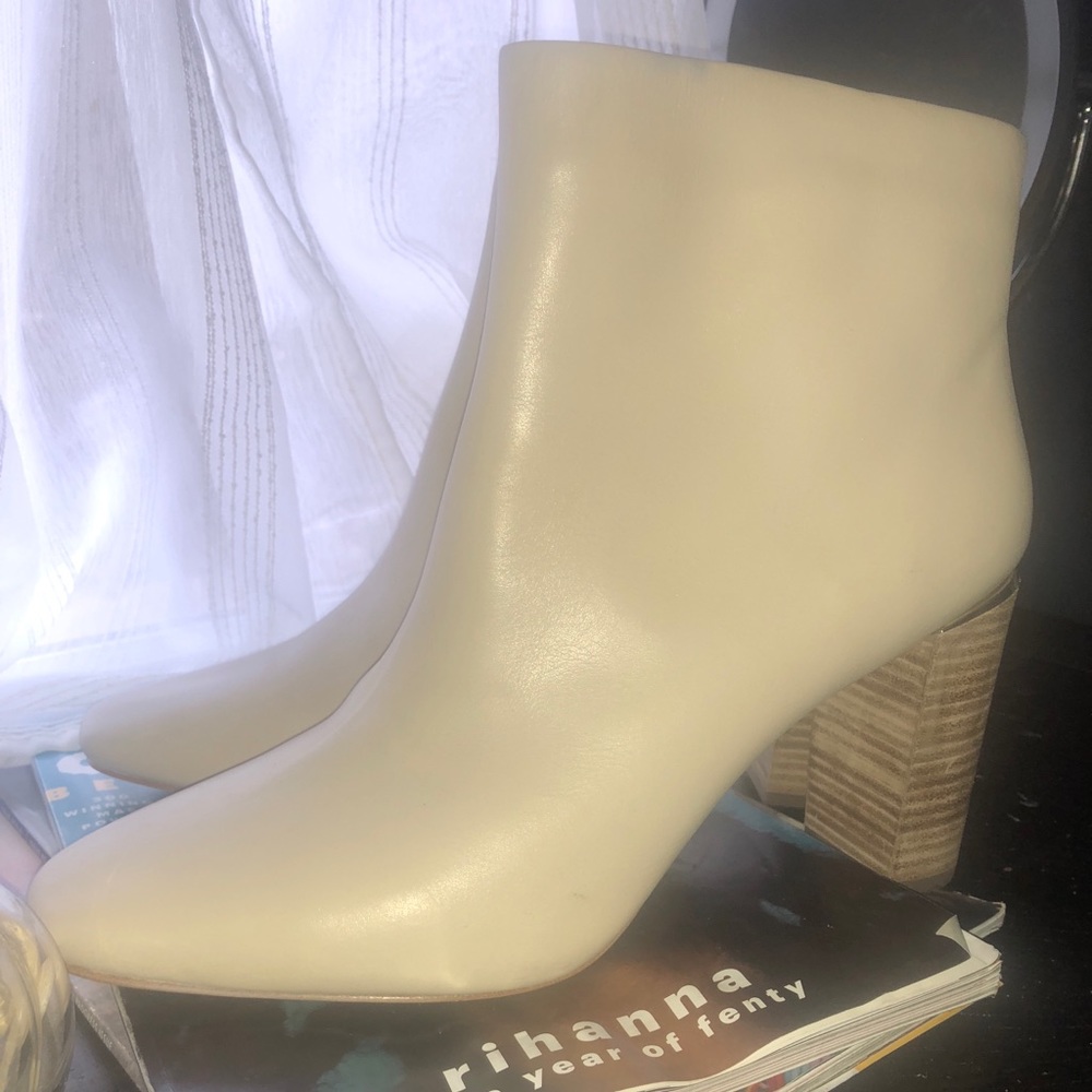 Pour La Victoire - Jasmine White Crescent Boots